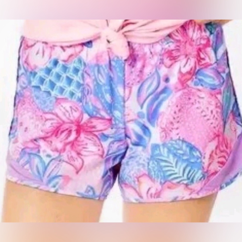 Lilly Pulitzer Luxletic 4” pull on shorts
Like new!